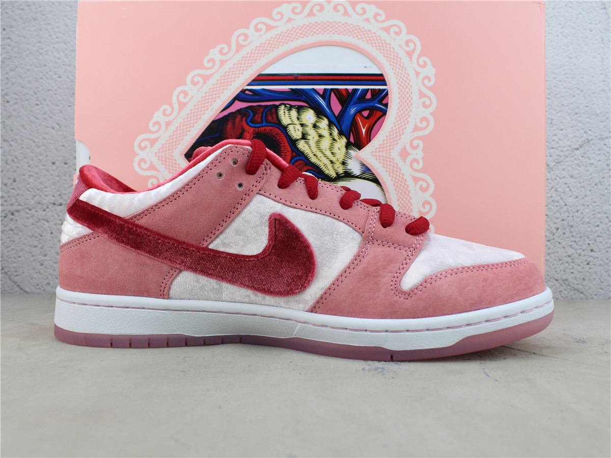 StrangeLove x Dunk Low SB Valentines Day CT2552 800